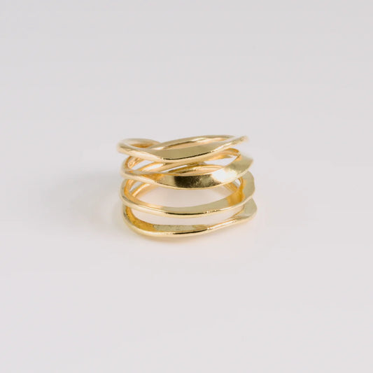 Geelgoud 18kt ring met gehamerde, handgemaakt atelier Claire Dries