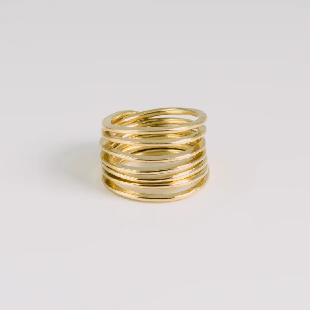 Geelgoud 18kt ring met gehamerde, handgemaakt atelier Claire Dries