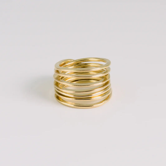 Geelgoud 18kt ring met gehamerde, handgemaakt atelier Claire Dries