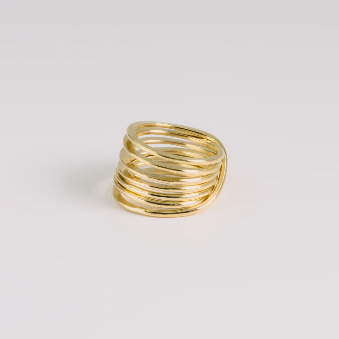Geelgoud 18kt ring met gehamerde, handgemaakt atelier Claire Dries