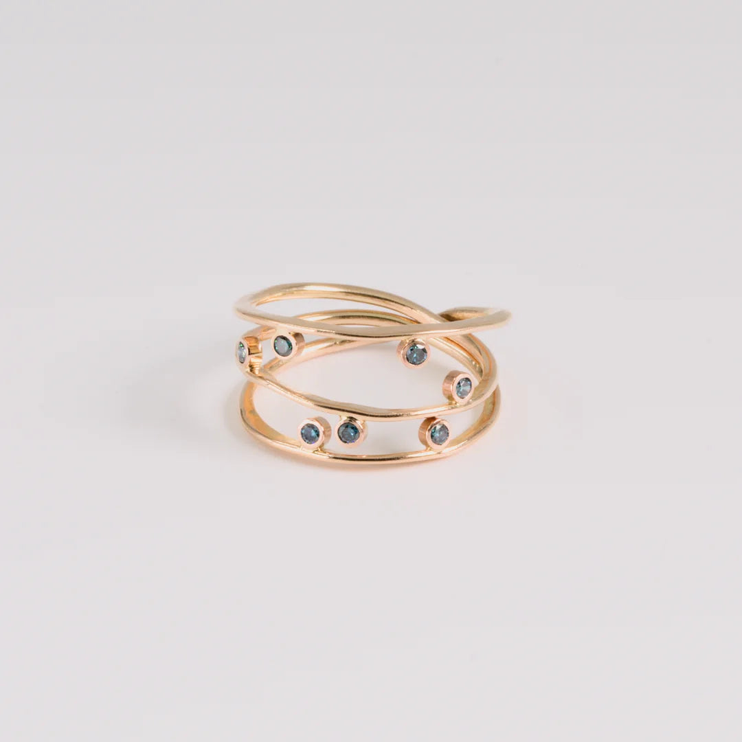 Diamond; yellow gold ring met gehamerde, Diamant, handgemaakt atelier Claire Dries
