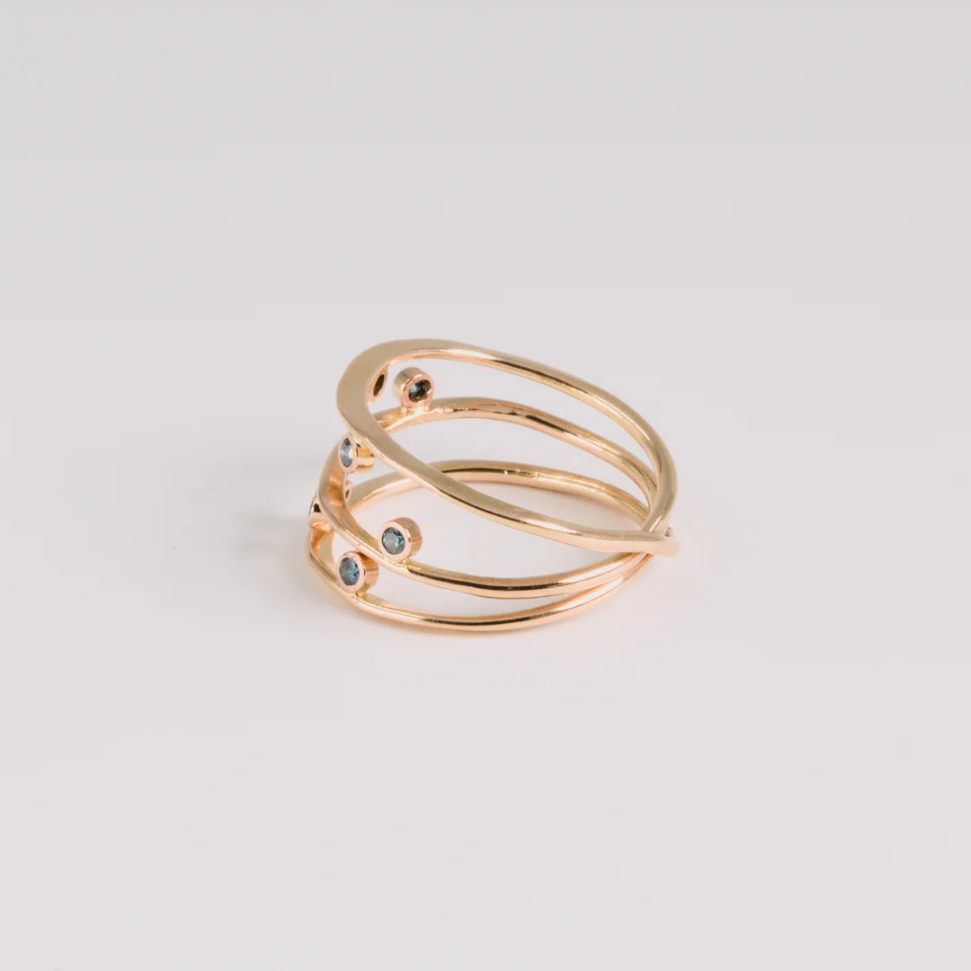Diamond; yellow gold ring met gehamerde, Diamant, handgemaakt atelier Claire Dries