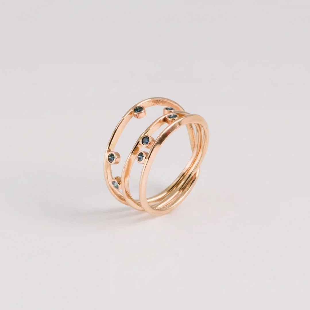 Diamond; yellow gold ring met gehamerde, Diamant, handgemaakt atelier Claire Dries