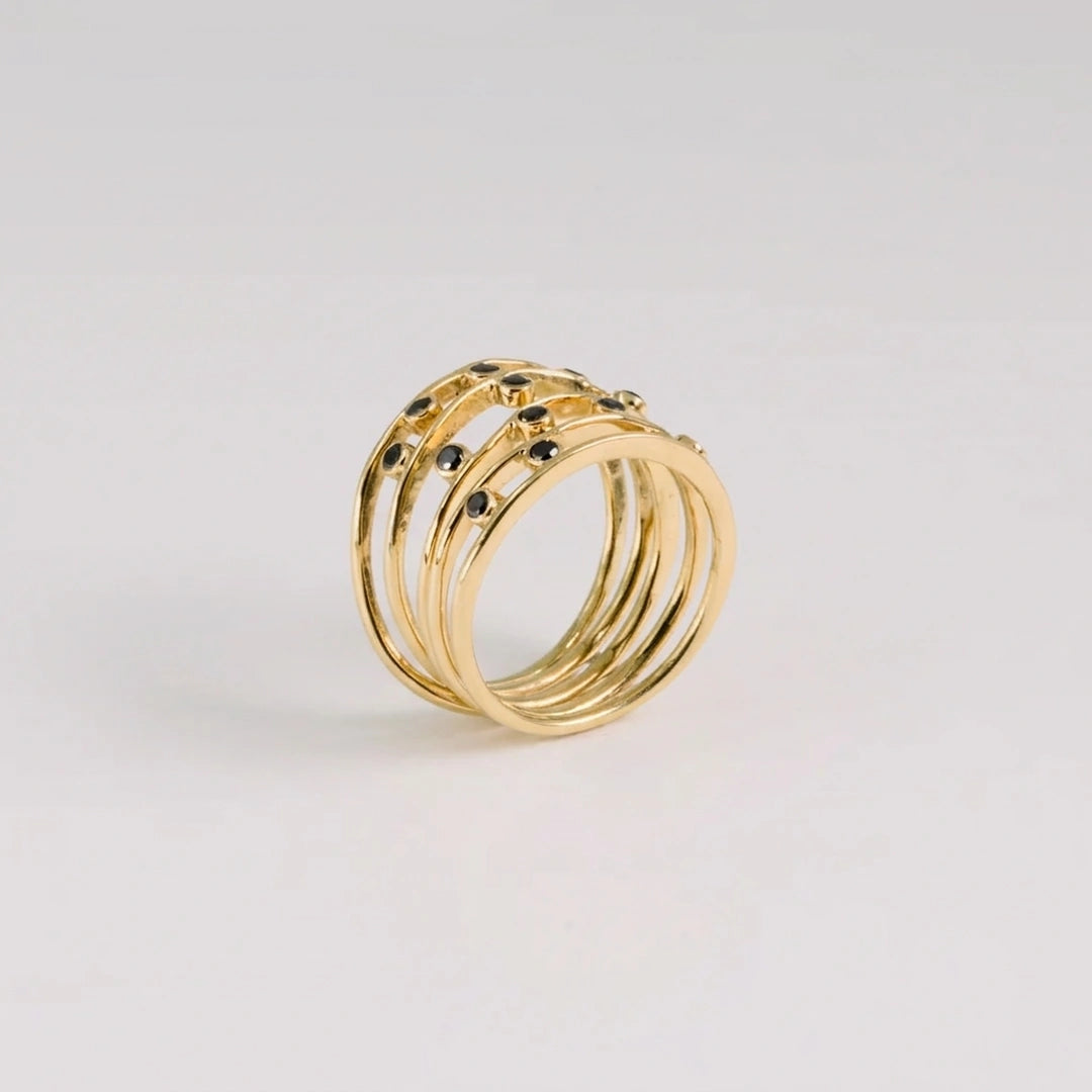 Diamond; yellow gold ring met gehamerde, Diamant, handgemaakt atelier Claire Dries