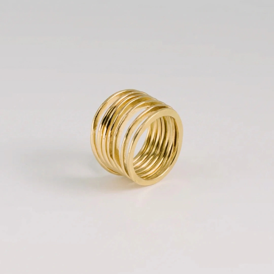 Geelgoud 18kt ring met gehamerde, handgemaakt atelier Claire Dries