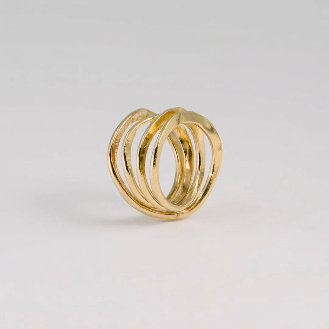 Geelgoud 18kt ring met gehamerde, handgemaakt atelier Claire Dries