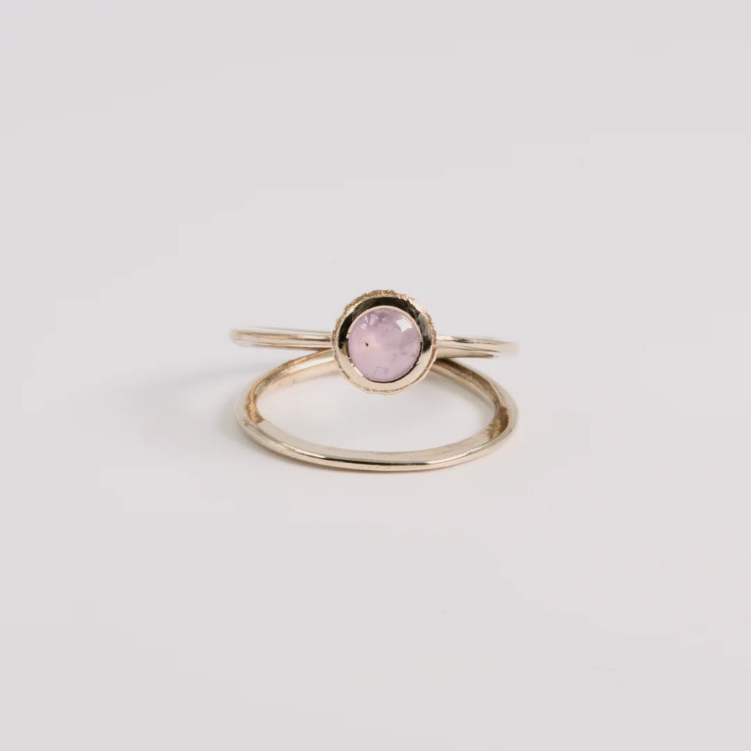 Witgoud ring met saffier, handgemaakt atelier Claire Dries