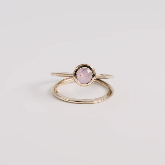 Witgoud ring met saffier, handgemaakt atelier Claire Dries