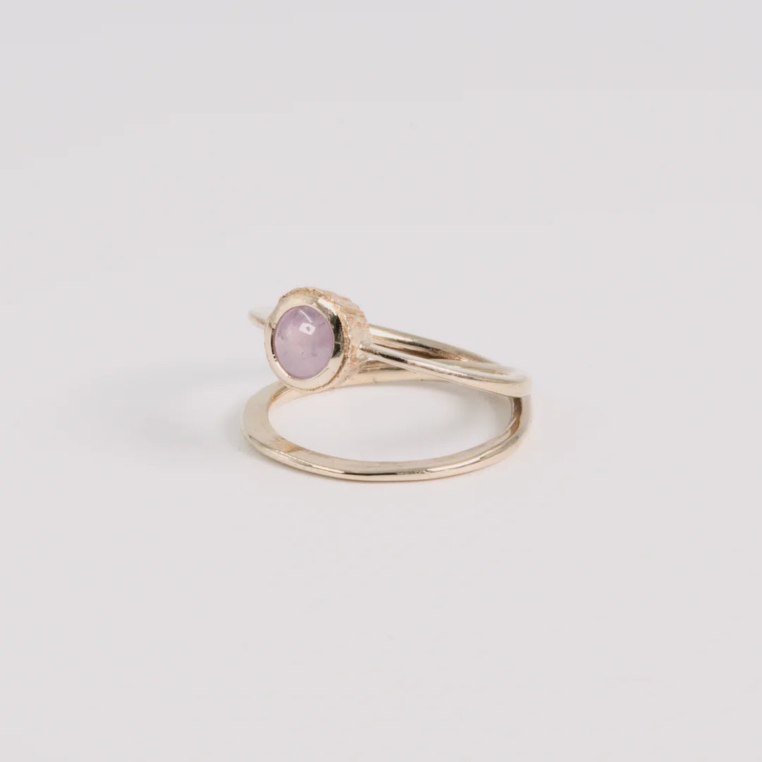 Witgoud ring met saffier, handgemaakt atelier Claire Dries