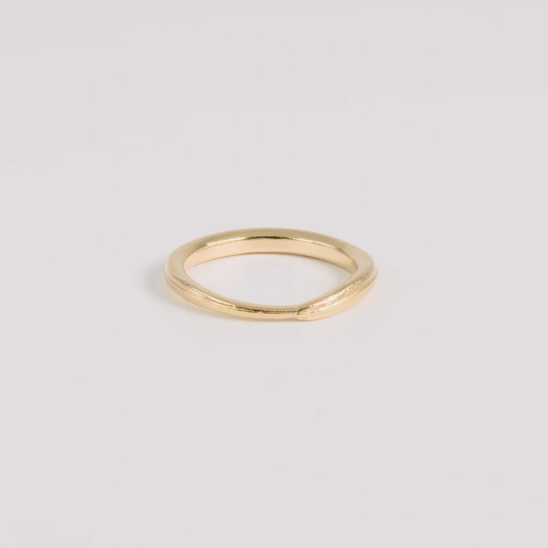 Champagnegoud 18kt ring, handgemaakt uit het atelier van Claire Dries