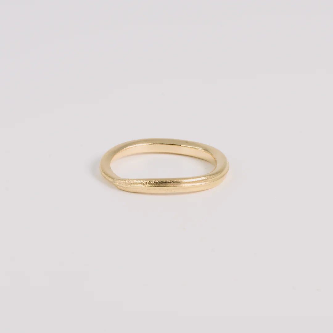Champagnegoud 18kt ring, handgemaakt uit het atelier van Claire Dries