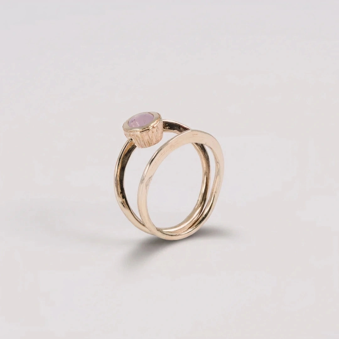 Witgoud ring met saffier, handgemaakt atelier Claire Dries