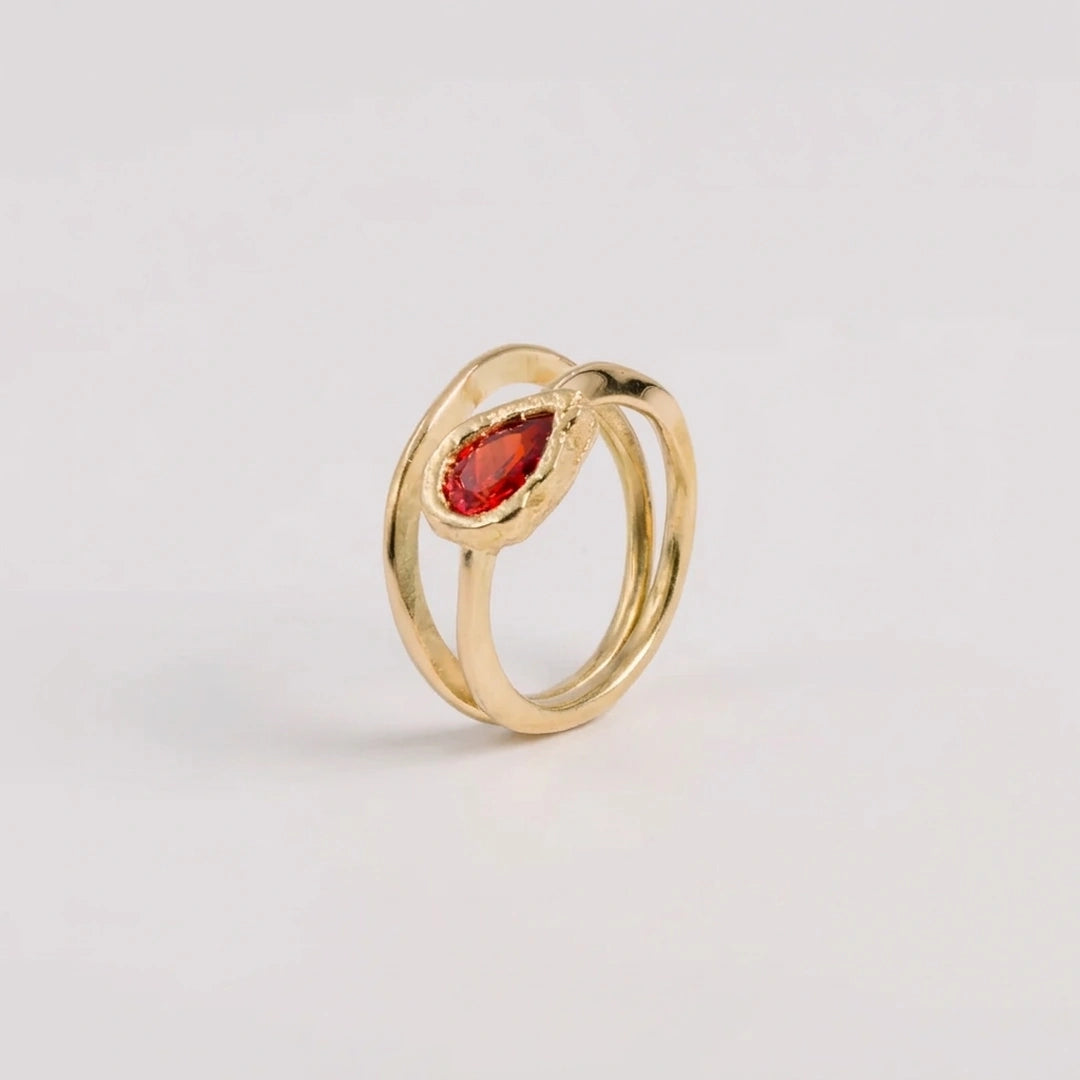 Geelgoud 18kt ring met zirkonia, handgemaakt atelier Claire Dries
