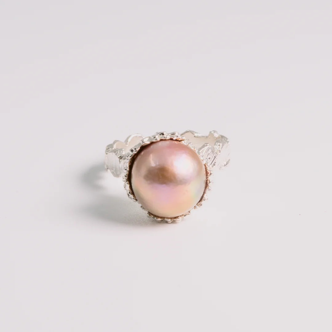 Sterling zilver ring met organische textuur, Edison parel, handgemaakt atelier Claire Dries