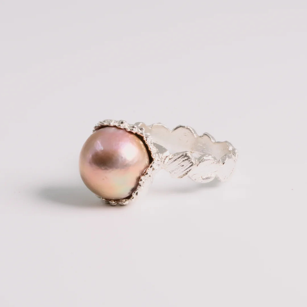 Sterling zilver ring met organische textuur, Edison parel, handgemaakt atelier Claire Dries