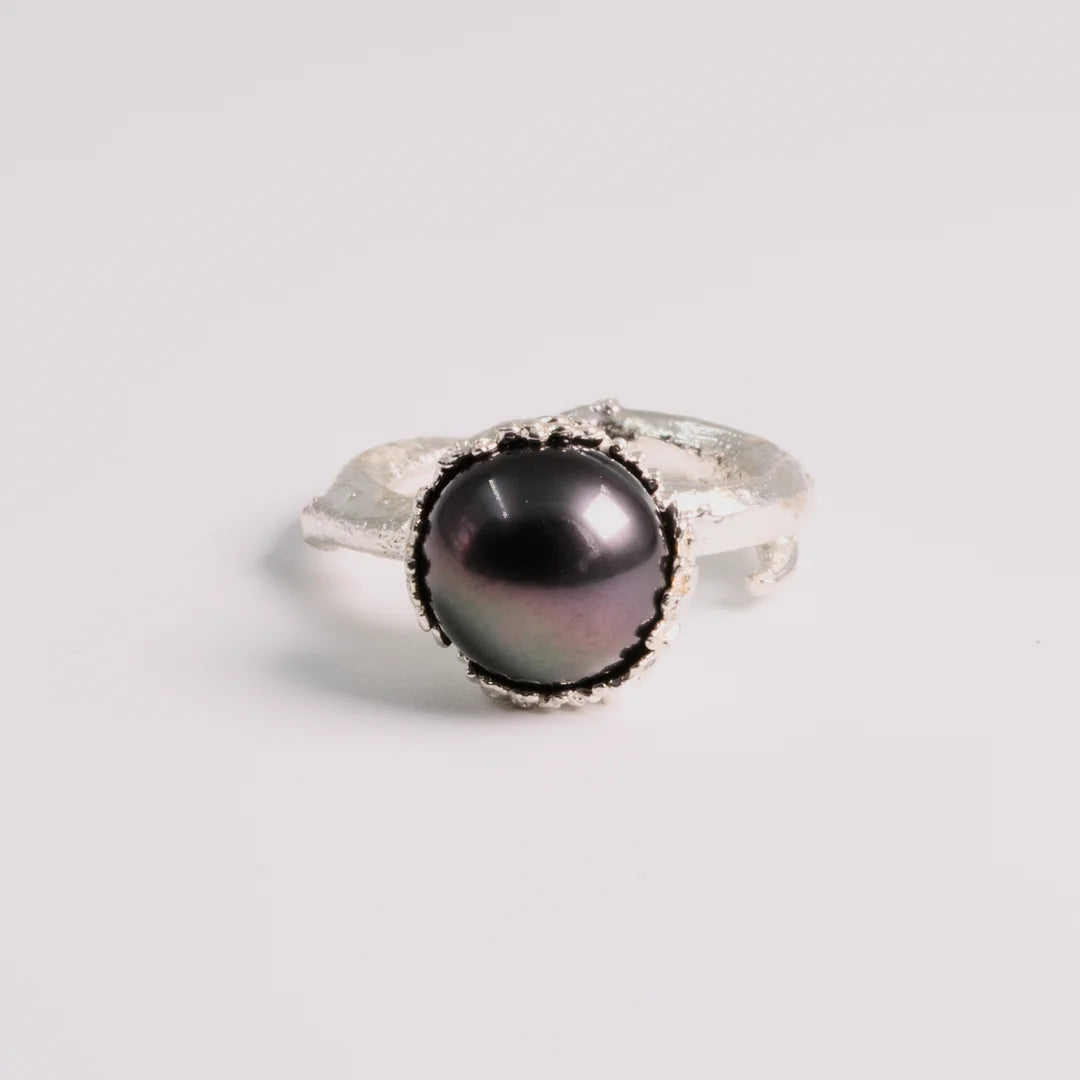 Sterling zilver ring met organische textuur, Tahiti parel, handgemaakt atelier Claire Dries