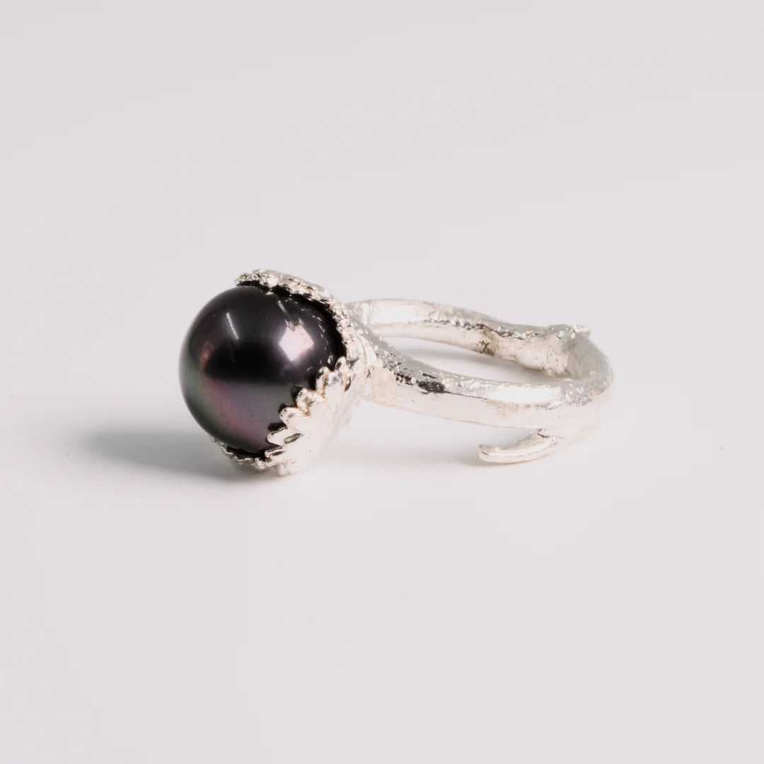 Sterling zilver ring met organische textuur, Tahiti parel, handgemaakt atelier Claire Dries