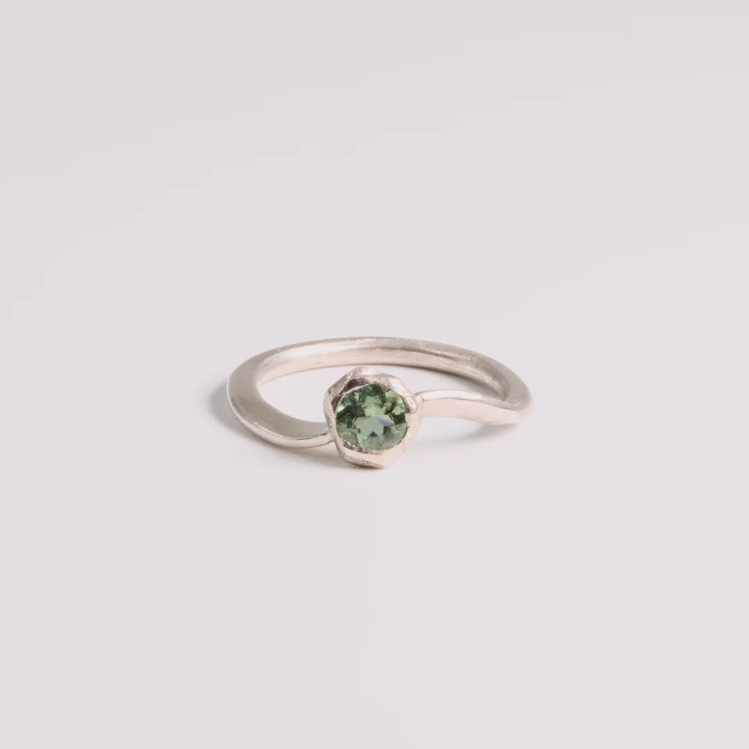 Sterling zilver ring met diamantvormige, toermalijn, handgemaakt atelier Claire Dries