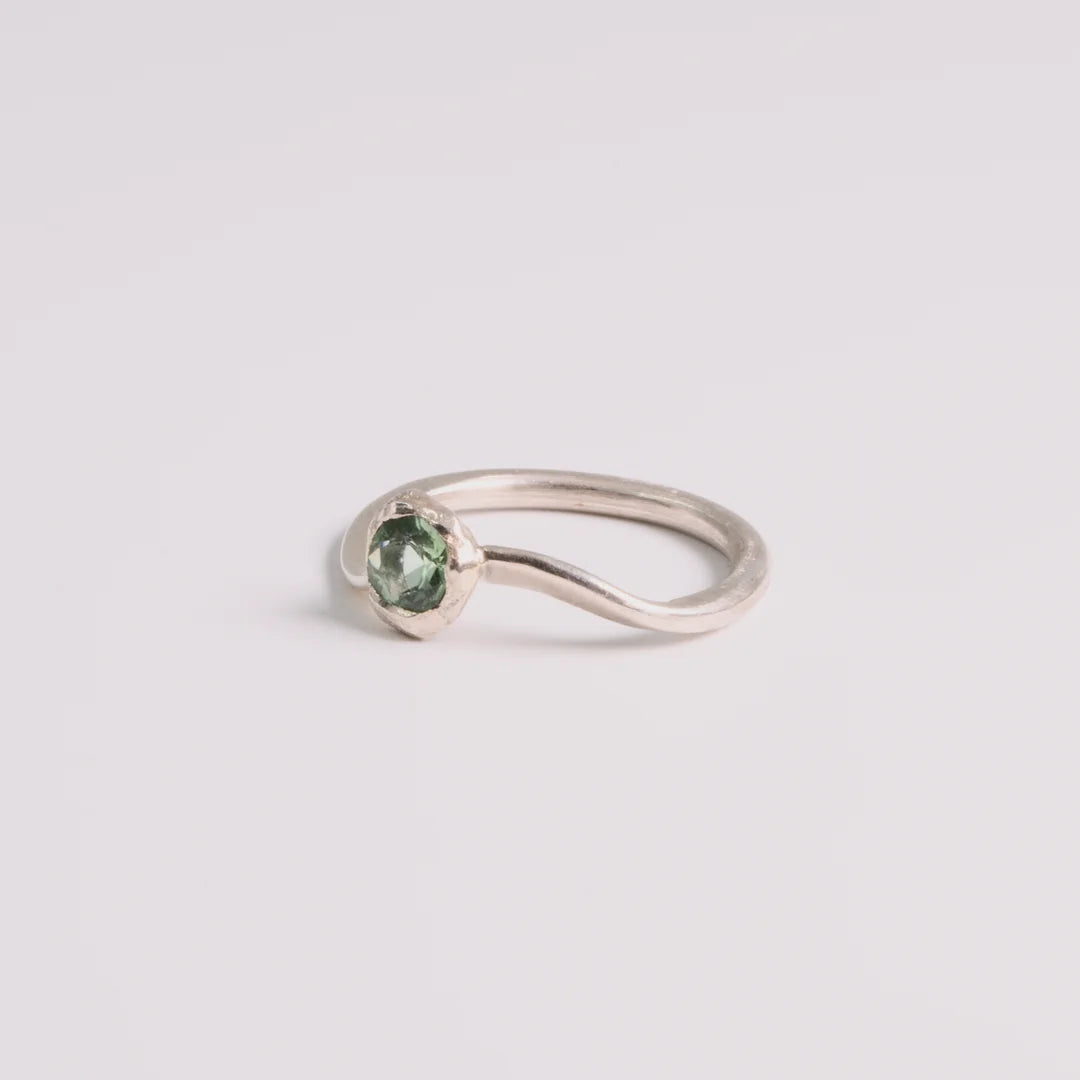 Sterling zilver ring met diamantvormige, toermalijn, handgemaakt atelier Claire Dries