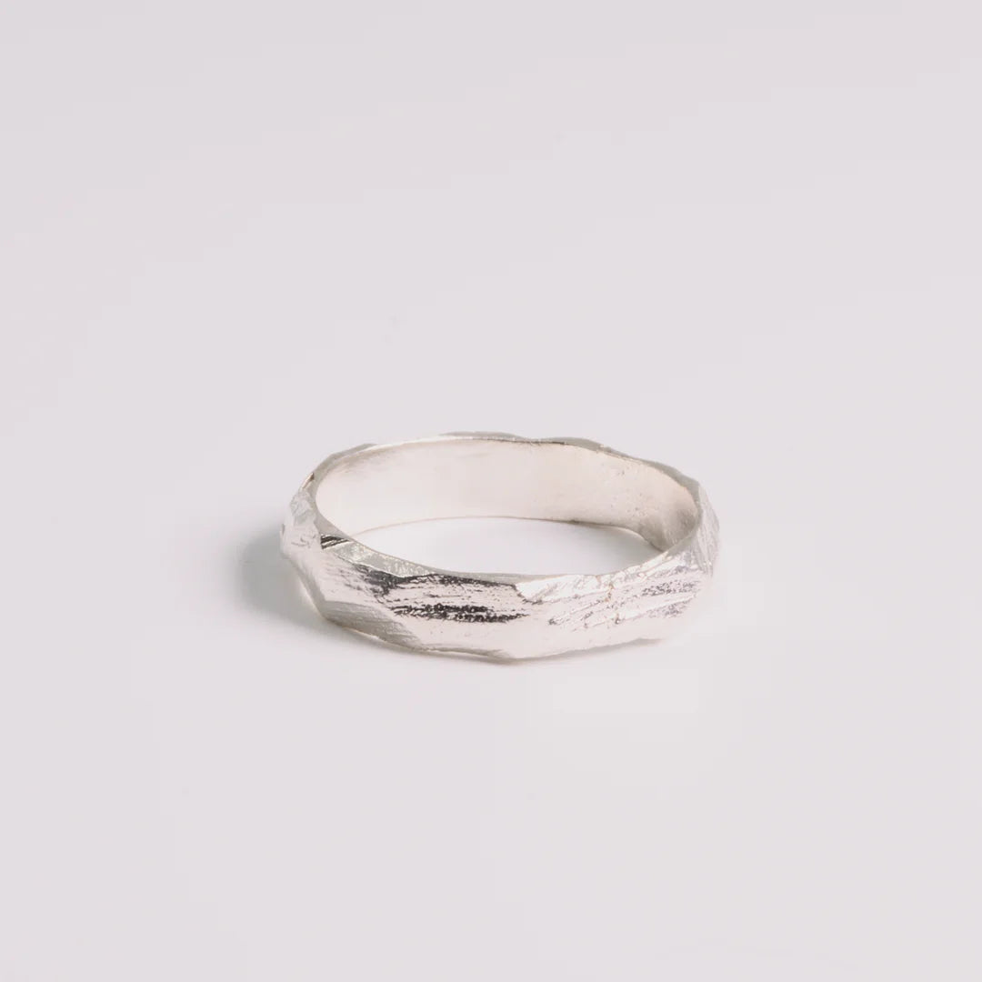 Sterling zilver ring, handgemaakt uit het atelier van Claire Dries