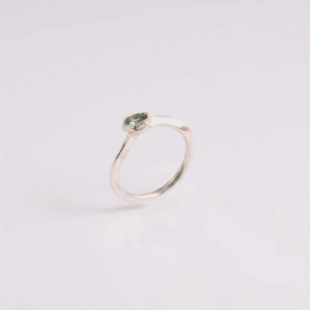 Sterling zilver ring met diamantvormige, toermalijn, handgemaakt atelier Claire Dries
