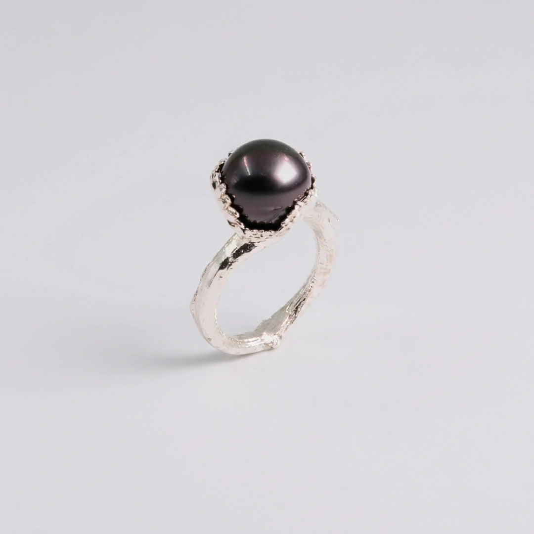 Sterling zilver ring met organische textuur, Tahiti parel, handgemaakt atelier Claire Dries